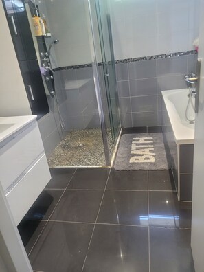 Hair dryer, towels, toilet paper - chambre chez l'habitant🏡 (Sainte-Eulalie)