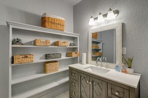 Interior - < 1 Mi to Beach: Group Getaway in Galveston! (Galveston)