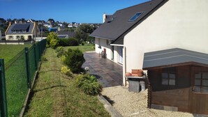 A residential house with a sloped roof, a satellite dish, and a paved driveway. - Maison Plein Pied a Loué a Camaret sur mer (Camaret-sur-Mer)