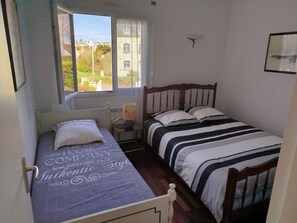 2 chambres, fer et planche à repasser, draps fournis