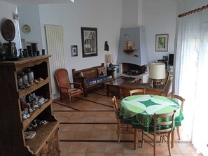 Télévision, lecteur de DVD, vidéothèque, chaîne hi-fi