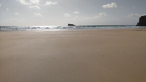 A wide sandy beach with gentle waves and a clear sky. - Maison Plein Pied a Loué a Camaret sur mer (Camaret-sur-Mer)
