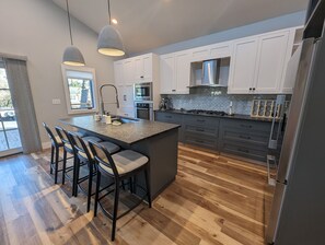 Private kitchen - Modern Serenity Retreat Near Biltmore Estate - Where Luxury Meets Sustainability (Asheville)