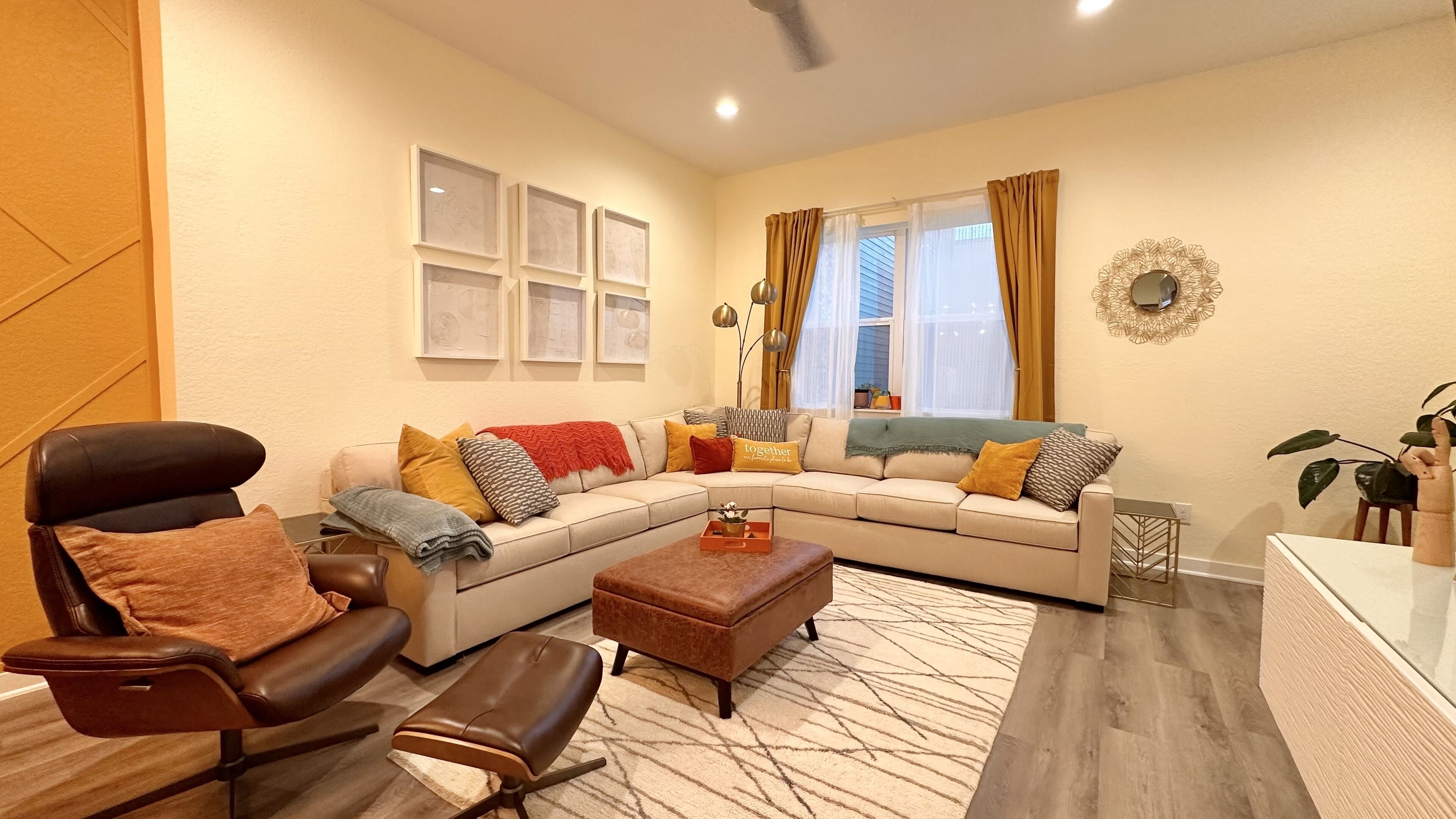 Cosmopolitan Comfort: Modern Condo Minutes from San Antonio's Attractions!