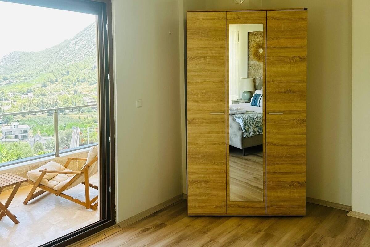 Rom – superior, 1 soverom, bassengutsikt | Skrivebord, skrivebord for bærbar PC og sengetøy