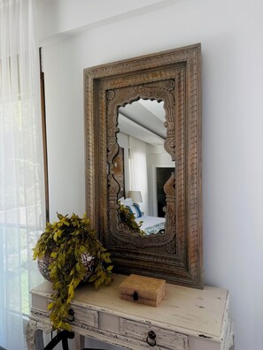 Escritorio, espacio para trabajar con laptop y ropa de cama