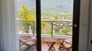 Standard Room, 1 Queen Bed, Garden View | Desk, laptop workspace, bed sheets