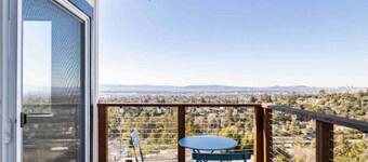 Main House + Guest Unit! 5 Bed / 3.5 Bath, Oakland Hills