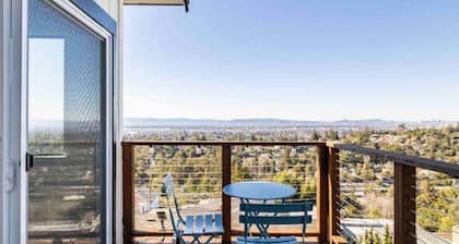 Main House + Guest Unit! 5 Bed / 3.5 Bath, Oakland Hills