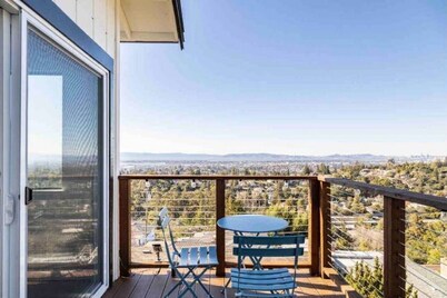 Main House + Guest Unit! 5 Bed / 3.5 Bath, Oakland Hills