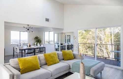 Main House + Guest Unit! 5 Bed / 3.5 Bath, Oakland Hills