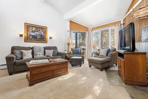 Smart TV, DVD player, books - BEST VALUE three bedroom in prime Peak 8 location (Breckenridge)