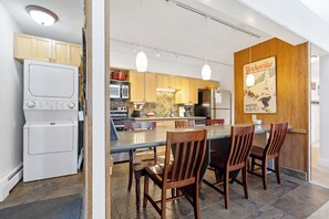 Fridge, microwave, oven, stovetop - BEST VALUE for ski season, clean & very roomy! (Breckenridge)