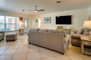 TV - Pet-Friendly Englewood Home - 4 Mi to Beach! (Englewood)