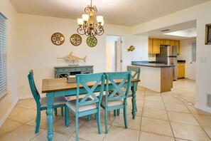 Dining - Pet-Friendly Englewood Home - 4 Mi to Beach! (Englewood)