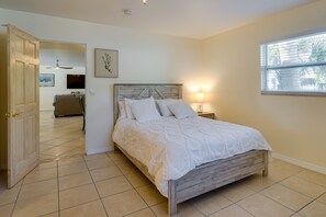 3 bedrooms, desk, iron/ironing board, WiFi - Pet-Friendly Englewood Home - 4 Mi to Beach! (Englewood)