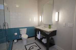 Suite de base | Salle de bain | Séchoir à cheveux, serviettes fournies