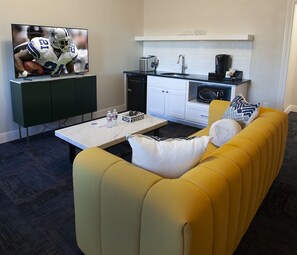 Suite familiar | Zona de estar | Smart TV de 43 pulgadas con canales por cable