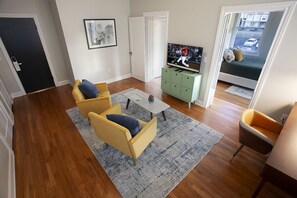 Phòng Suite Junior | Khu phòng khách | Smart TV 43-inch có truyền hình cáp 