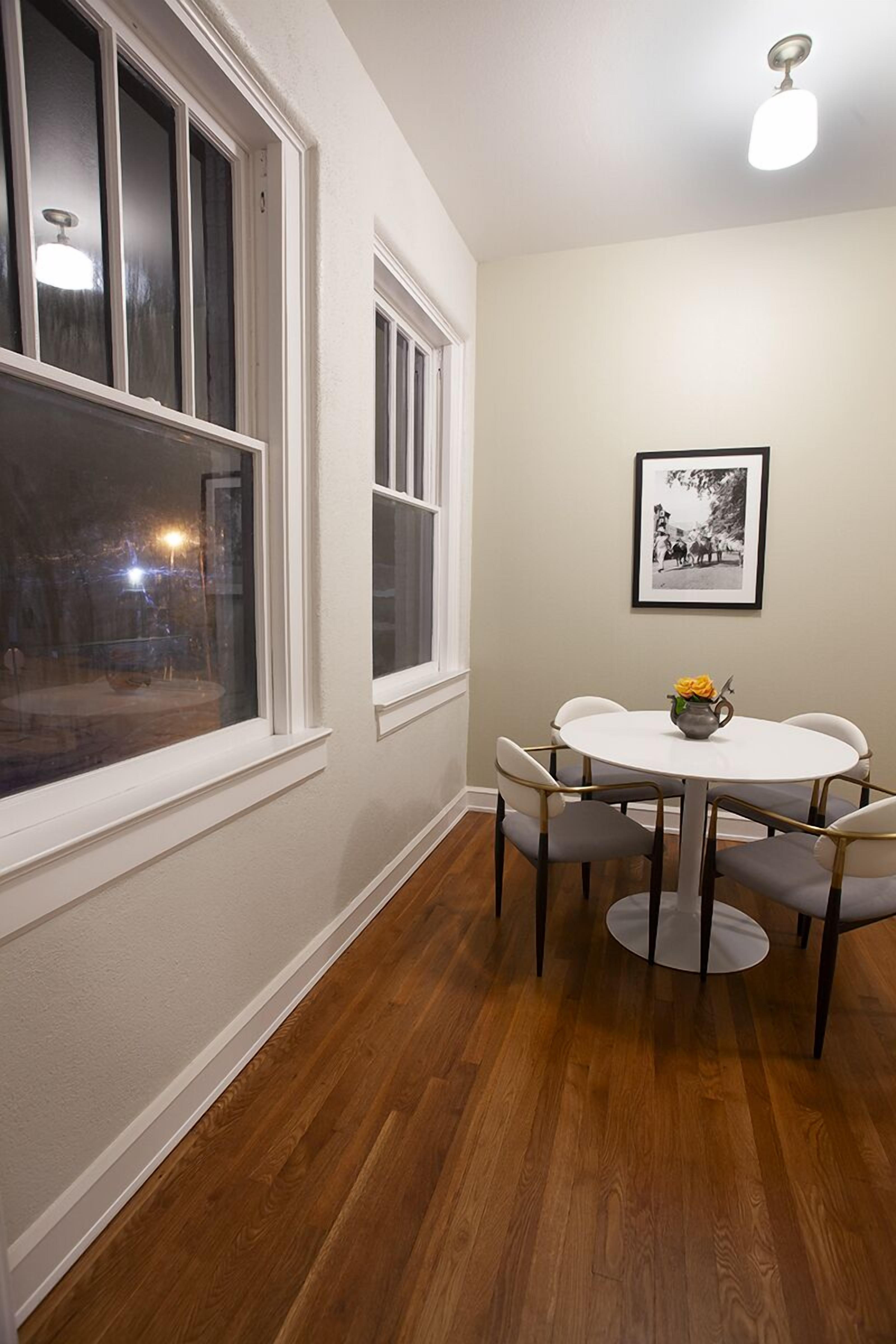デラックス スイート | 専用簡易キッチン | 小型冷蔵庫、コーヒー / ティーメーカー、製氷機、ペーパータオル