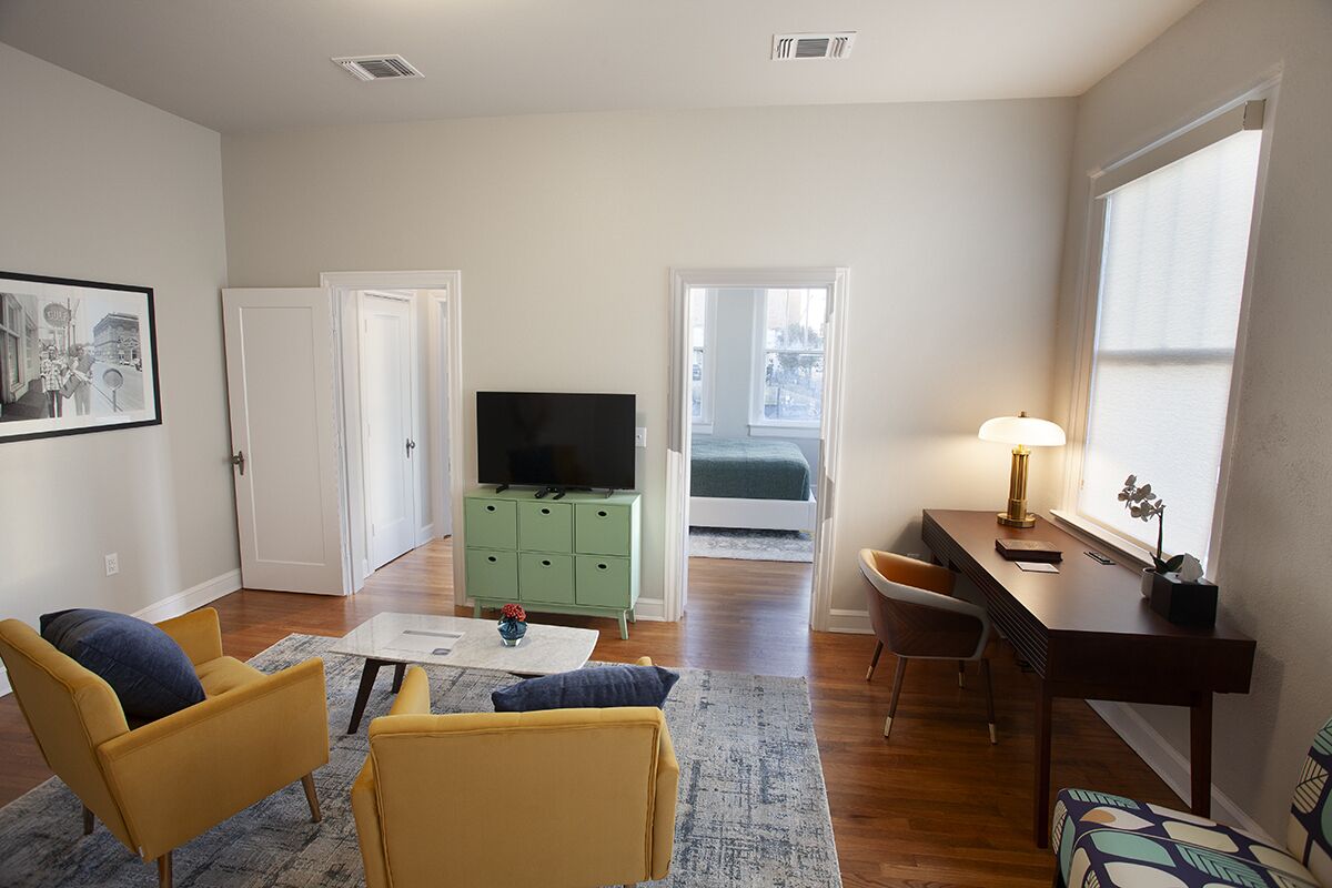 Phòng Suite Junior | Khu phòng khách | Smart TV 43-inch có truyền hình cáp 