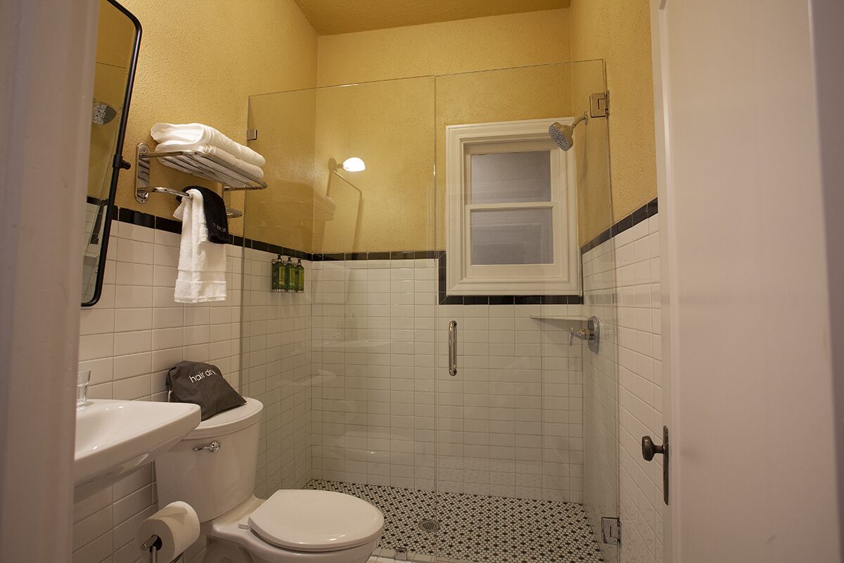 Ein kleines Badezimmer mit Toilette, Waschbecken und Duschbereich.
