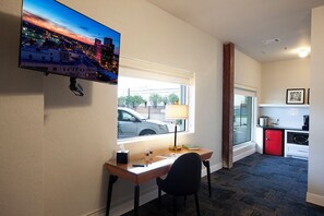 Phòng Suite tiện nghi đơn giản | 1 phòng ngủ, két bảo mật tại phòng, trang trí khác biệt 