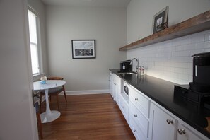 Frigorífico pequeño, cafetera o tetera y máquina de hielo