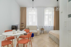 Studio, Kitchen | Free WiFi, bed sheets - Comfy Apartment Opolska by Renters (Katowice)