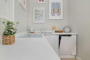 Studio, Kitchen | Private kitchen | Oven, dishwasher, electric kettle, cookware/dishes/utensils - Comfy Apartment Opolska by Renters (Katowice)