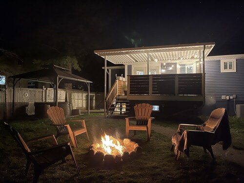 Cozy Private Suite with hot tub and fire-pit! 