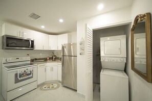 冷蔵庫、電子レンジ、オーブン、コンロ