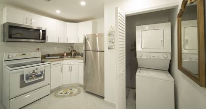 Heated Pool Hangout half mile from Downtown Cape Coral ---NEWLY RENOVATED---