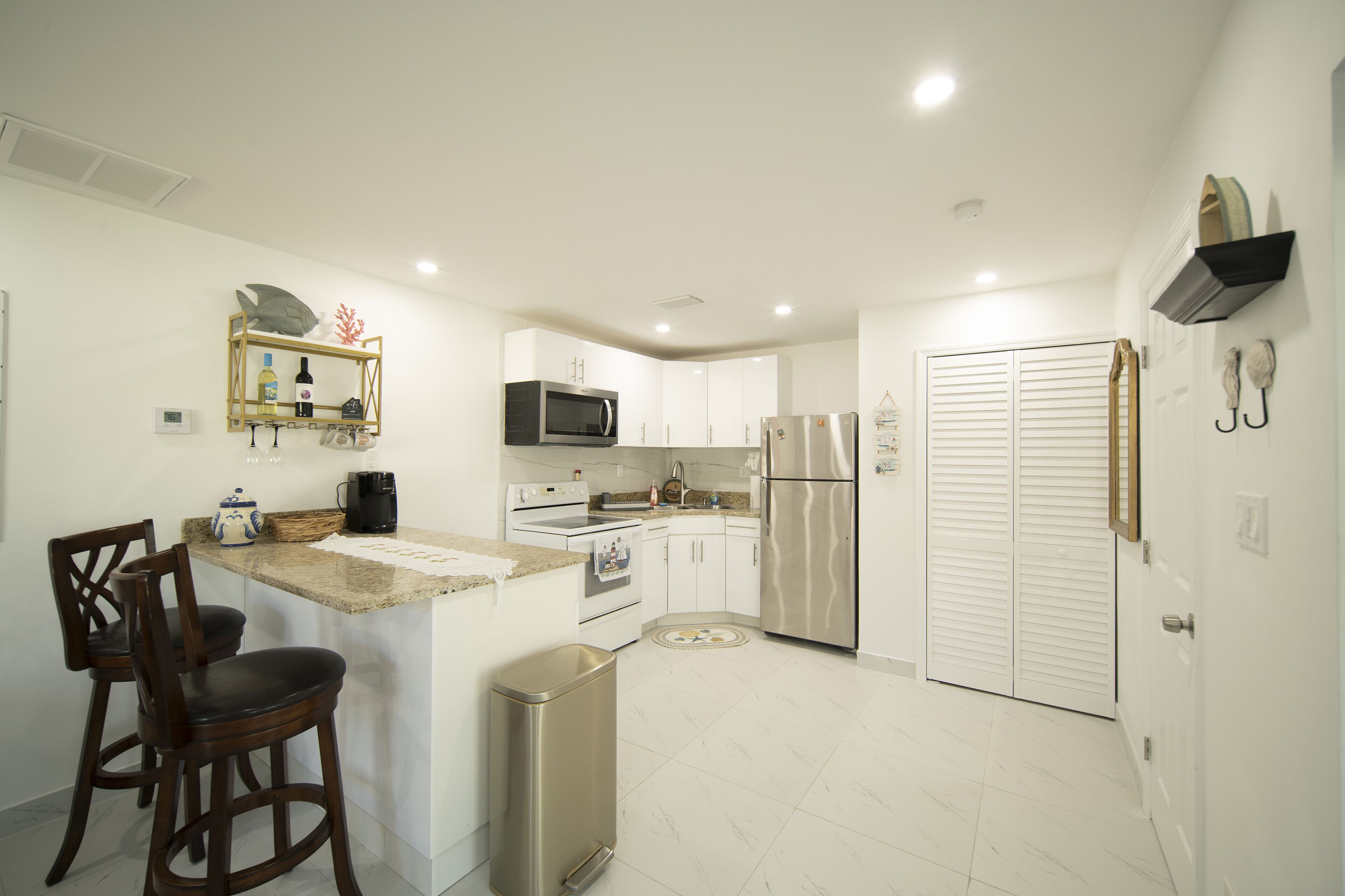 Coffee/tea maker, fridge, microwave, oven