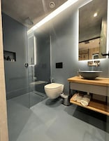 Deluxe Double Room with Balcony and Sea View | Bathroom | Shower, hair dryer, slippers, towels
