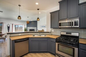 Een koelkast, een microgolfoven, een oven, een kookplaat