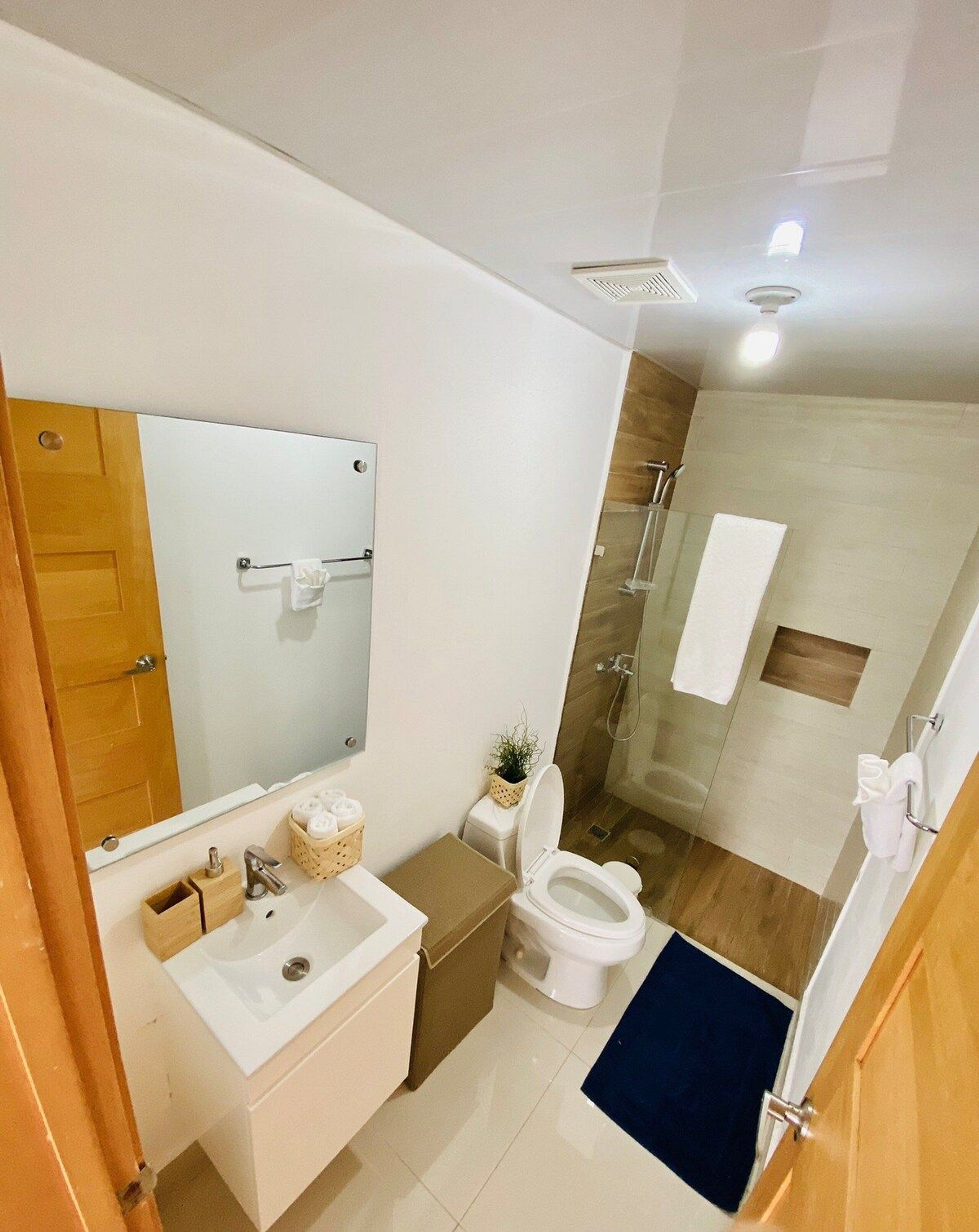 Ein modernes Badezimmer mit Waschbecken, Toilette und Dusche.