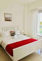 Cortinas blackout, Wi-Fi de cortesia, roupa de cama