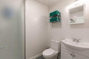 Een douche, een haardroger, handdoeken, zeep