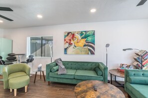 智能电视、书、音乐库、立体声音响