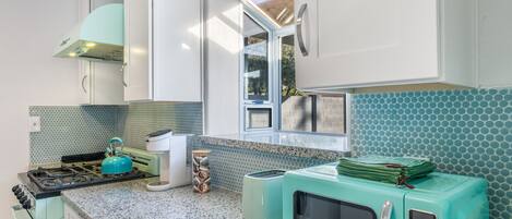 Refrigerador, microondas, horno y parrilla de estufa
