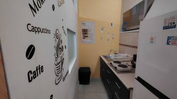 Coffee/tea maker, fridge, microwave, stovetop