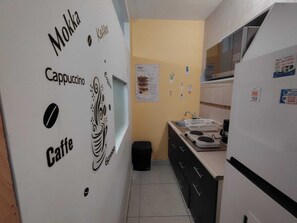 Een koelkast, een microgolfoven, een kookplaat