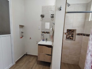 Douche, sĂšche-cheveux, serviettes fournies, savon