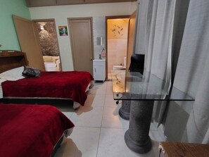 2 chambres, bureau, fer et planche à repasser, accès au Wi-Fi (inclus)