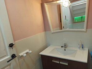 Douche, sèche-cheveux, serviettes fournies, savon