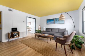 Smart TV, books, music library, stereo - Coral House - Waterfront Beach Getaway, Stunning Sunsets, 9 min walk to beach! (Wrightsville Beach)