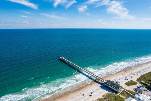 Coral House - Waterfront Beach Getaway, Stunning Sunsets, 9 min walk to beach!