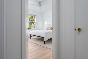 2 bedrooms, desk, travel cot, free WiFi - Coral House - Waterfront Beach Getaway, Stunning Sunsets, 9 min walk to beach! (Wrightsville Beach)