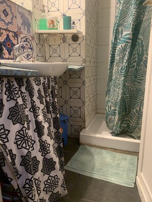 Hårføner, håndklær, såpe og toalettpapir